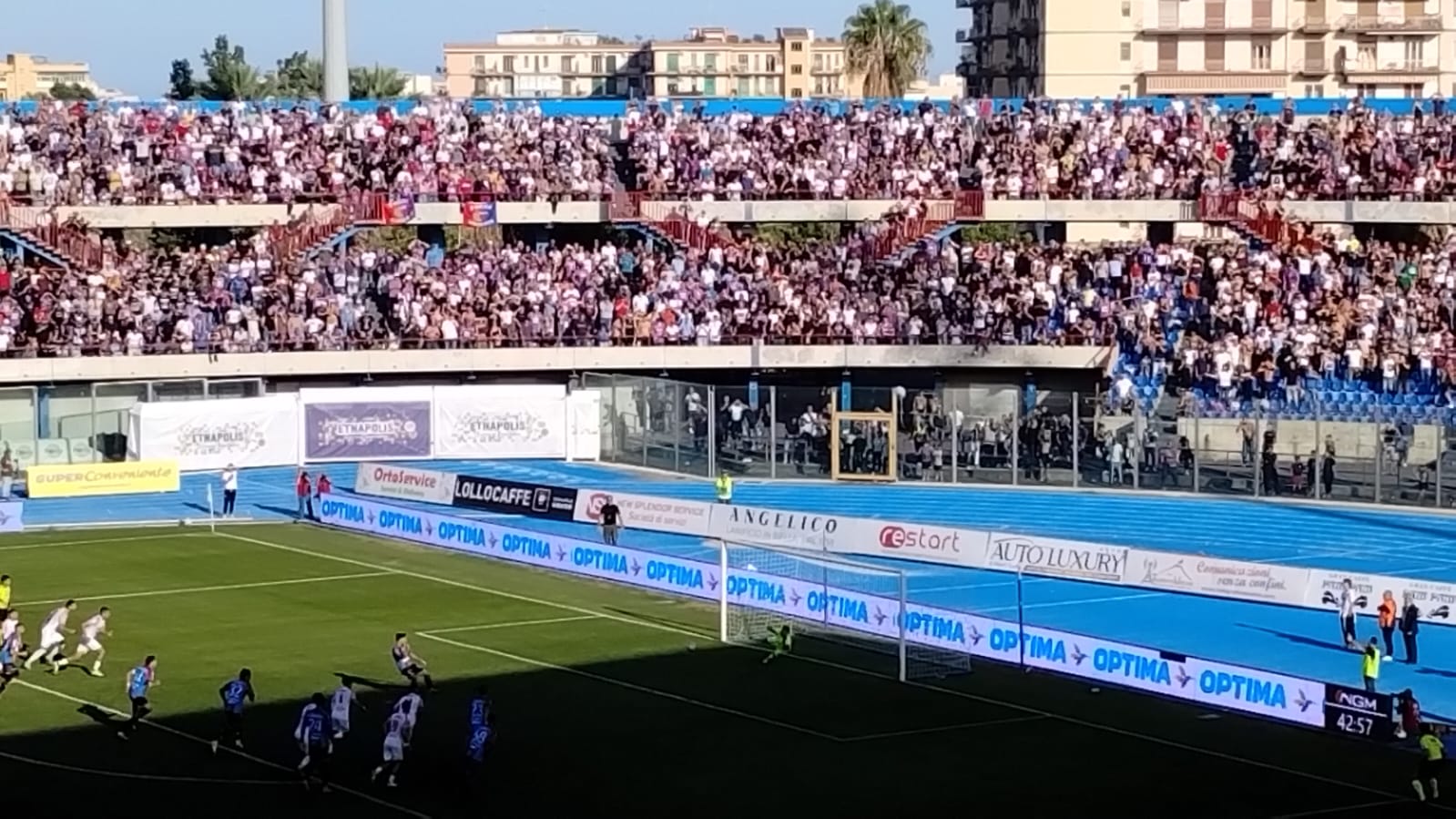 Il Catania trova un rigore, batte il coriaceo Benevento e lo sorpassa in classifica. image-44048